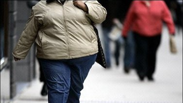Un hombre de 300 kilos es evacuado de su casa en Francia con una grúa