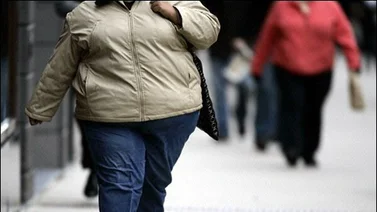 Un hombre de 300 kilos es evacuado de su casa en Francia con una grúa