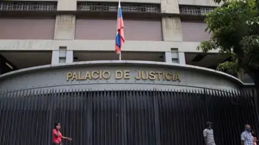 Tribunal de Caracas condena a 30 años de prisión a 10 personas por el asesinato de Robert Serra Tribunal de Caracas condena a 30 años de prisión a 10 personas por el asesinato de Robert Serra