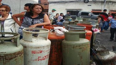Carencia de gas obliga a venezolanos a buscar otras alternativas