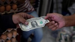 Empresas esperan más detalles del impuesto en dólares