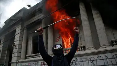 Cientos de manifestantes toman el Congreso de Guatemala y le prenden fuego Cientos de manifestantes toman el Congreso de Guatemala y le prenden fuego
