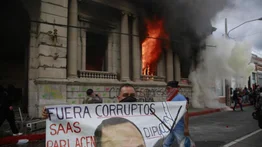 Miles de guatemaltecos se manifiestan en contra del Congreso y del Ejecutivo
