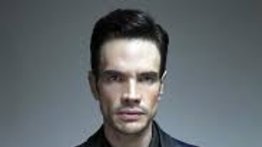 El actor mexicano Andy Zuno encarna su propio libro en obra de teatro