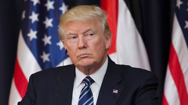 La secretaria de Estado de Arizona denuncia amenazas y culpa a Trump