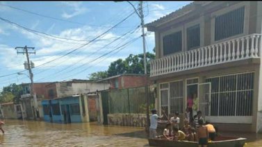 Casas y calles de Higuerote están inundadas por intensas lluvias (+fotos)