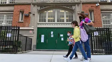 Nueva York cierra las escuelas públicas por aumento de contagios COVID-19 Nueva York cierra las escuelas públicas por aumento de contagios COVID-19