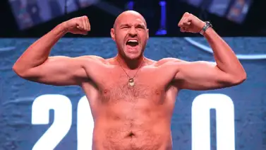 Tyson Fury desprende el techo de un golpe a un saco de boxeo Tyson Fury desprende el techo de un golpe a un saco de boxeo