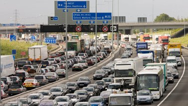 Reino Unido prohibirá venta de vehículos dieses y gasolina en 2030