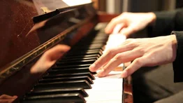 Operan a un niño con un doctor tocando el piano en el quirófano