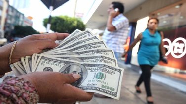 El dólar se mantiene coqueteando con los 700: 673.113,74 bs