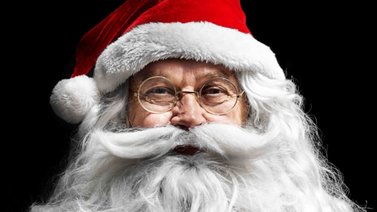 Santa Claus instala árbol de Navidad en el mar muerto
