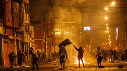 Fuerte enfrentamiento entre policías y manifestantes dejó dos muertos en Lima