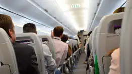 Mujer se desnuda en un vuelo y provoca aterrizaje de emergencia