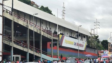 Apuñalan a mujer en el Terminal de la Bandera