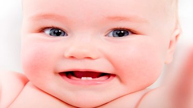¿Cuándo salen los primeros dientes y qué hacer?