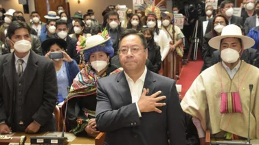 Arce toma posesión en Bolivia y critica a Áñez