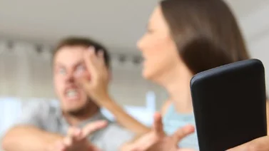 $100 para que no reparara su teléfono, con tal de que su esposa no lo revisara