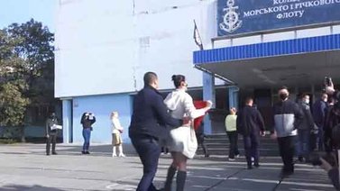 Feminista en Ucrania se sube la falda frente al presidente (+video)