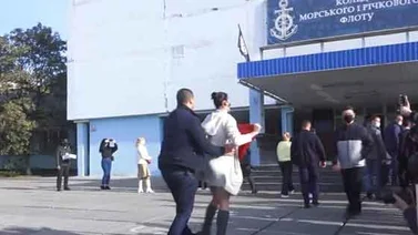 Feminista en Ucrania se sube la falda frente al presidente (+video)
