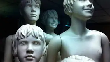 Mujer vende maniquí infantil porque "está poseído" Mujer vende maniquí infantil porque "está poseído"