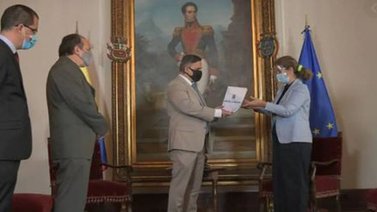 Arreaza y Saab entregan informe de DDHH a la UE y les pide rectificación
