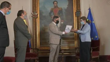 Arreaza y Saab entregan informe de DDHH a la UE y les pide rectificación