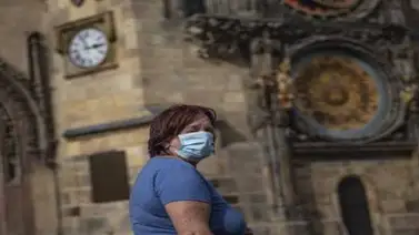 Los positivos por la COVID-19 votan desde su carro en República Checa Los positivos por la COVID-19 votan desde su carro en República Checa