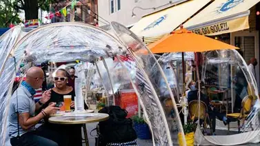 Un restaurante de Nueva York usa "burbujas" para mantener el distanciamiento social Un restaurante de Nueva York usa "burbujas" para mantener el distanciamiento social
