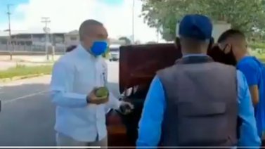 Gobernador de Bolívar regaña a policías por decomisar un aguacate a un hombre (+Video)