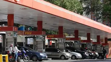 Venezolanos sufren para abastecerse de gasolina Venezolanos sufren para abastecerse de gasolina