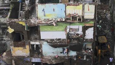 Aumentan a 20 los muertos tras derrumbe de edificio en India