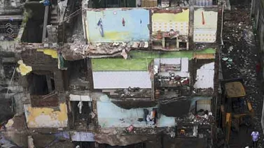 Aumentan a 20 los muertos tras derrumbe de edificio en India