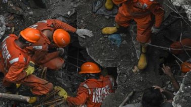 Aumenta a 33 la cifra de muertos por un derrumbe en la India tras dos días de rescates