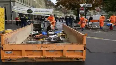 La policía evacúa la plaza del Parlamento suizo ocupada por ecologistas La policía evacúa la plaza del Parlamento suizo ocupada por ecologistas