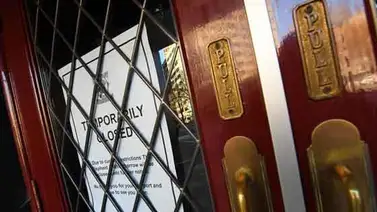 Inglaterra cerrará bares y restaurantes a las diez de la noche por la COVID Inglaterra cerrará bares y restaurantes a las diez de la noche por la COVID