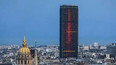 Detenido un hombre que escaló sin equipo de seguridad un rascacielos de París Detenido un hombre que escaló sin equipo de seguridad un rascacielos de París