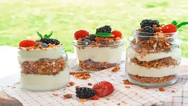 Yogur casero con frutas y granola Yogur casero con frutas y granola