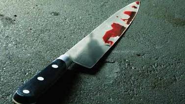 Mujer apuñala a su madre con un cuchillo hasta matarla