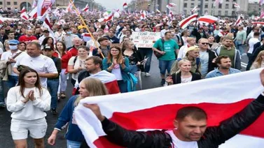 Más de 10.000 mujeres marchan en Minsk contra la violencia policial