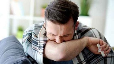Demuestran que toser en un codo sin manga no ayuda a reducir la propagación del COVID