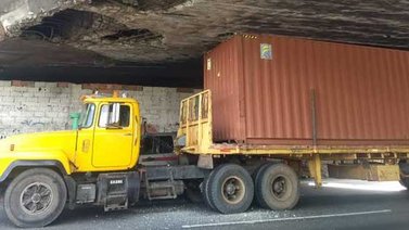 Reportan una gandola atorada en el distribuidor Quinta Crespo