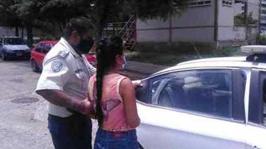 Detienen a una mujer por darle jugo con veneno a sus hijos