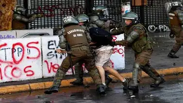 Carabineros destituyeron a dos efectivos por represión durante las manifestaciones de 2019 Carabineros destituyeron a dos efectivos por represión durante las manifestaciones de 2019