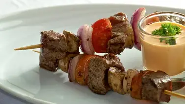 Cómo hacer unas brochetas de lomito Cómo hacer unas brochetas de lomito