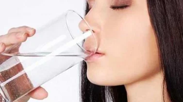 Beneficios de tomar agua tibia en ayunas