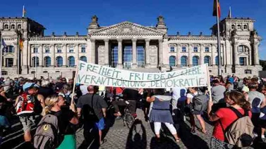 Manifestantes exigen en Berlín el fin de las restricciones por la pandemia
