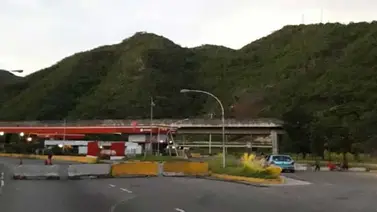 Hombre muere luego de chocar contra una barricada de concreto