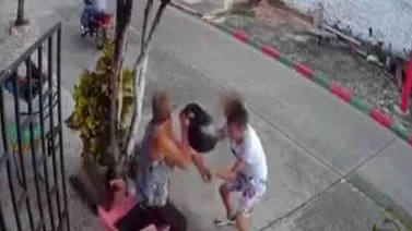 Abuela le propina paliza a motorizado tras quitarle su celular (+video)