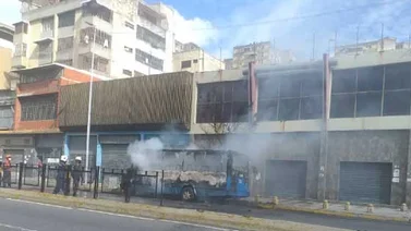 Vecinos de San Martín reportan incendio de camioneta de pasajeros